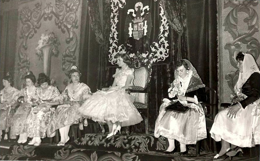 1959 - Reina de las fallas y su corte de honor